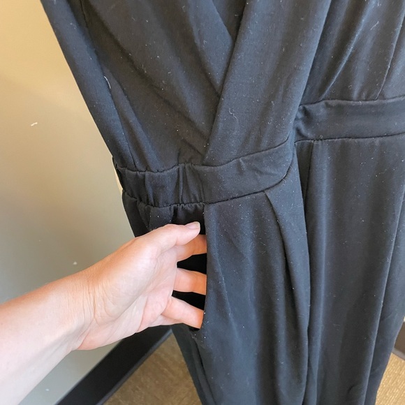 Uniqlo black sleeveless stretchy v-neck long jumpsuit pockets women’s size XS - Picture 3 of 4